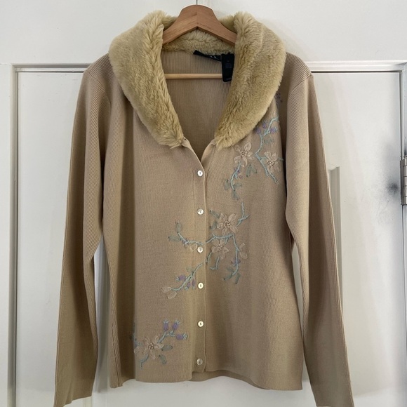 Liz Claiborne Sweaters - Vintage Crazy Horse Faux Fur Collar Embroidered Cardigan - M